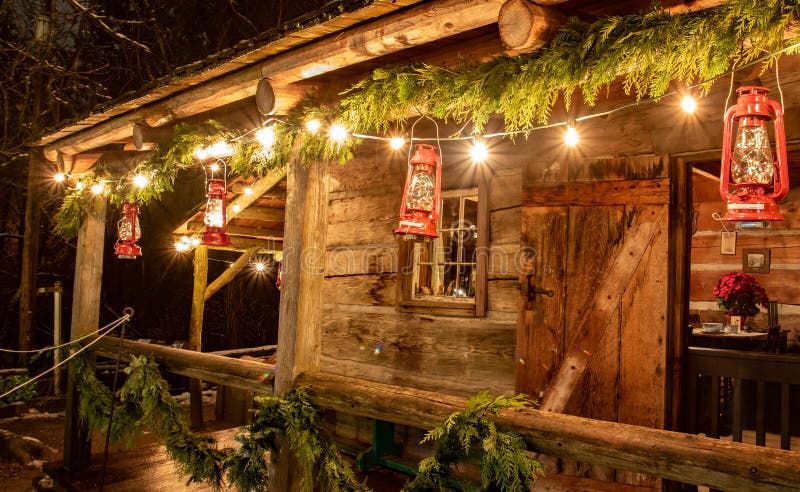 Mały i przytulny dom Cabin Extender z świątecznymi światłami Idealny obraz, który przywołuje świąteczny duch