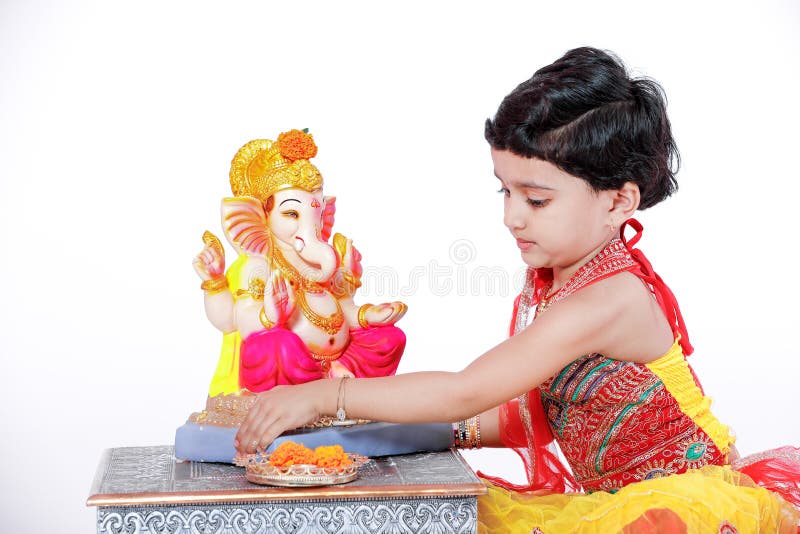 Mały Indiański dziewczyny dziecko z władyki ganesha i modleniem, Indiański ganesh festiwal zdjęcie royalty free Mały Indiański dziewczyny dziecko z władyki ganesha i modleniem, Indiański ganesh festiwal zdjęcie royalty free