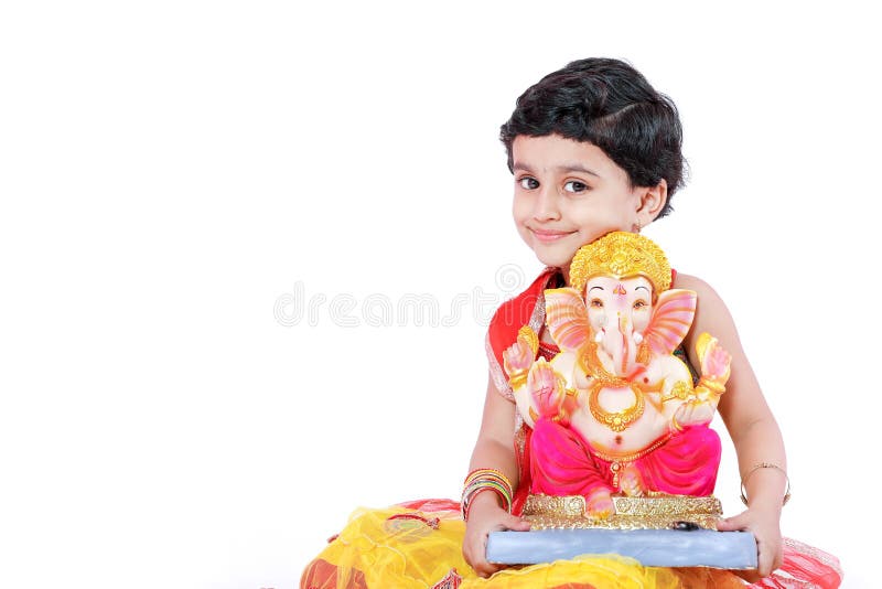 Mały Indiański dziewczyny dziecko z władyki ganesha i modleniem, Indiański ganesh festiwal obraz royalty free Mały Indiański dziewczyny dziecko z władyki ganesha i modleniem, Indiański ganesh festiwal obraz royalty free
