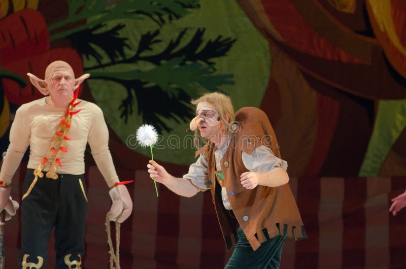 Mały Longnose. DNIPROPETROVSK UKRAINA, GRUDZIEŃ, - 29, 2015: Muzykalny sztuki Trochę Longnose spełniony członkami Dnipropetrovsk teatr baletowy i opera