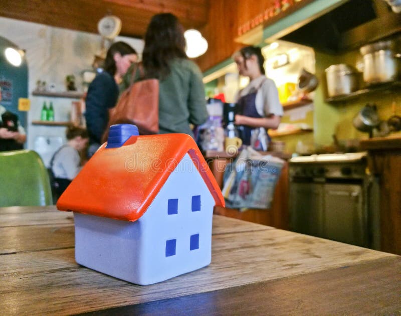 Mały malutki miękkiej części zabawki domu model w cosy restauracji zdjęcie stock Mały malutki miękkiej części zabawki domu model w cosy restauracji zdjęcie stock