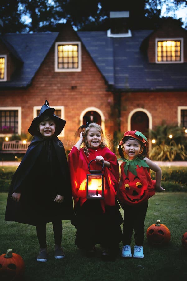 Małych dzieci częstowanie w Halloween lub sztuczka zdjęcie stock Małych dzieci częstowanie w Halloween lub sztuczka zdjęcie stock