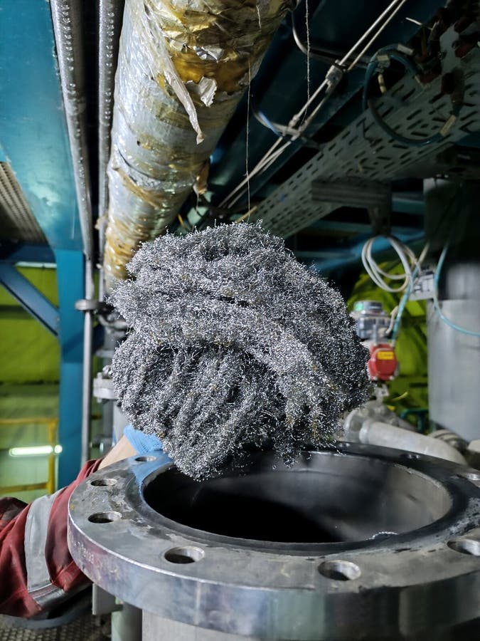Mașini industriale cu un scruber metalic pentru procese eficiente de curățare și întreținere stock photo