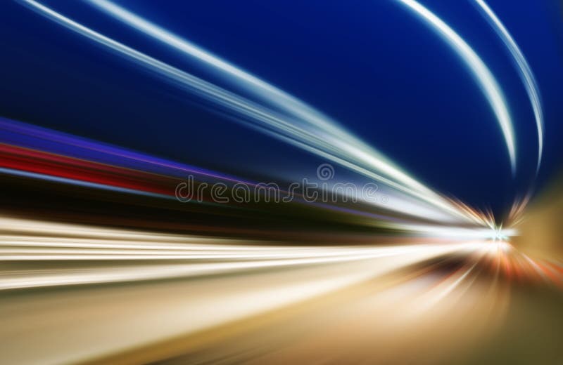 Mașină pe drum cu fond albastru de mișcare. stock photos