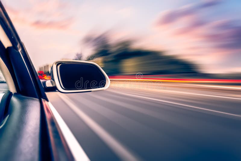 Mașină pe drum cu fond albastru de mișcare stock photography