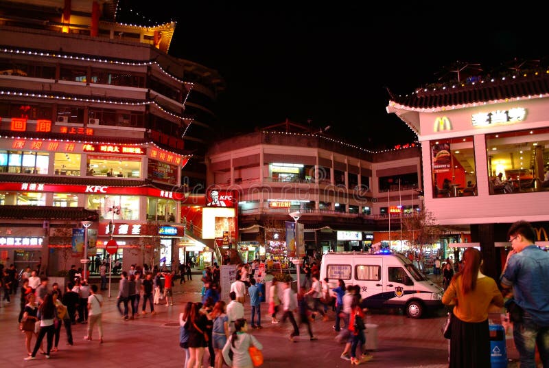 McDonald's und KFC in dongmen Fußgängerstraße in Shenzhen, China stockbild McDonald's und KFC in dongmen Fußgängerstraße in Shenzhen, China stockbild
