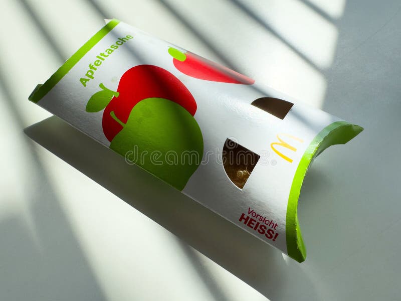 Mcdonalds apple pie packaging with red and green apple design. Mcdonalds apple pie imballaggio con stile di vita rosso e verde