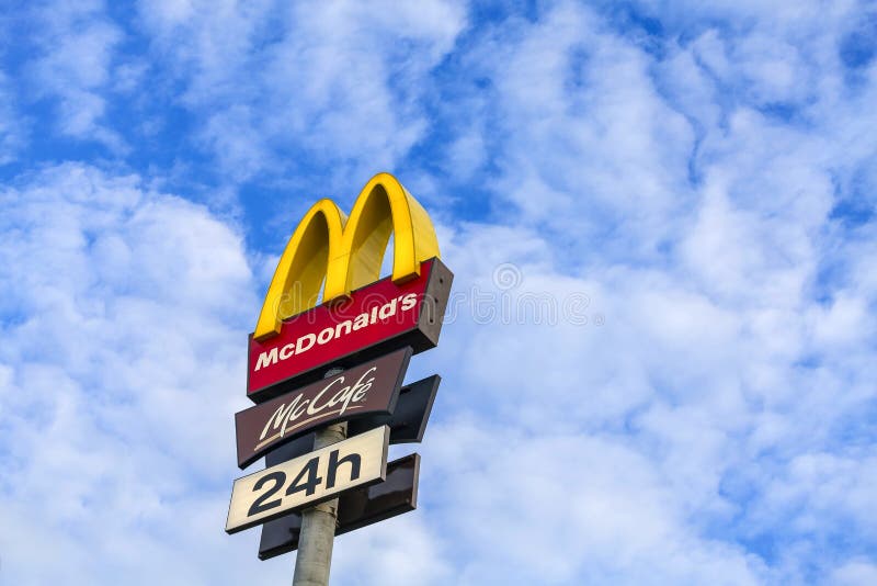 McDonalds logo na niebieskim niebie obraz stock McDonalds logo na niebieskim niebie obraz stock