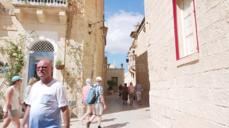 Mdina malta mensen die op straat lopen