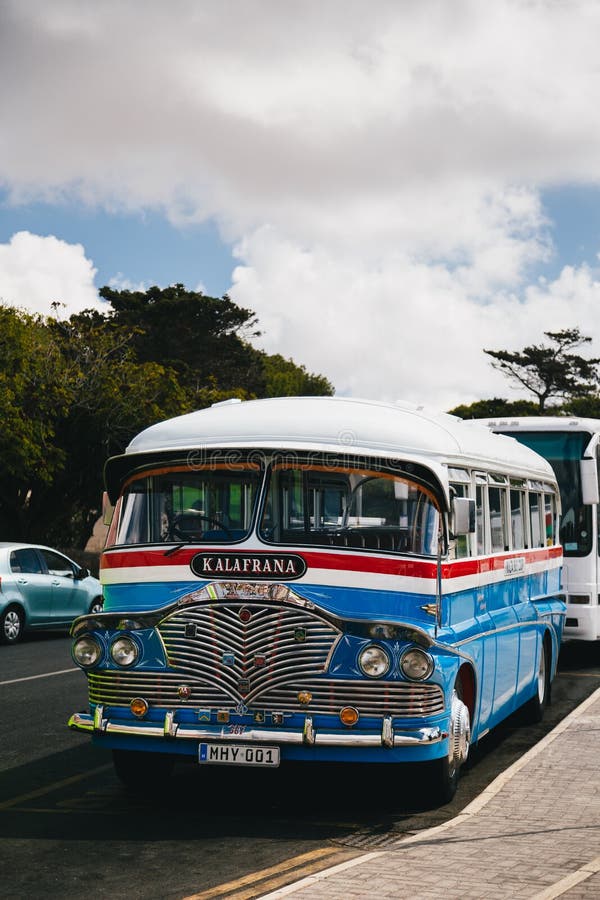 MDINA MALTA - SEPTEMBER, 15 2018: En typisk färgrik gammal maltesisk brittisk buss från 60-tal på gatan, kollektivtrafik in royaltyfri bild MDINA MALTA - SEPTEMBER, 15 2018: En typisk färgrik gammal maltesisk brittisk buss från 60-tal på gatan, kollektivtrafik in royaltyfri bild