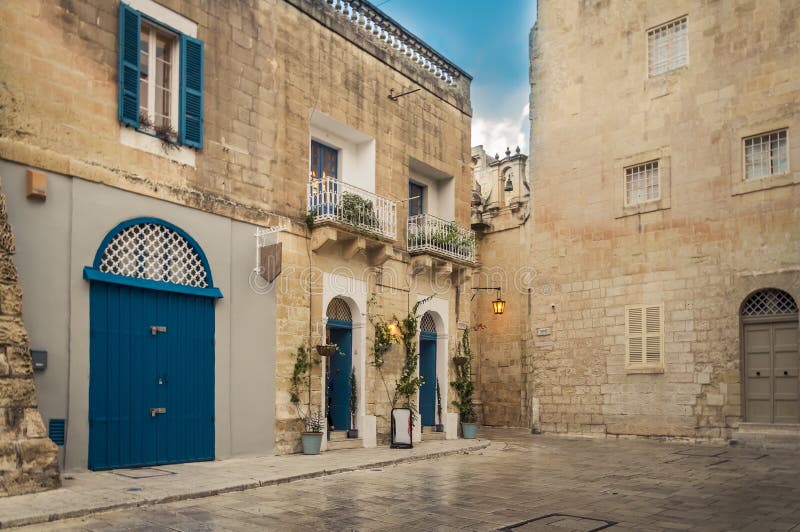 Mdina, Мальта: Квадрат St Publius с красивым таунхаусом известняка стоковое изображение rf Mdina, Мальта: Квадрат St Publius с красивым таунхаусом известняка стоковое изображение rf