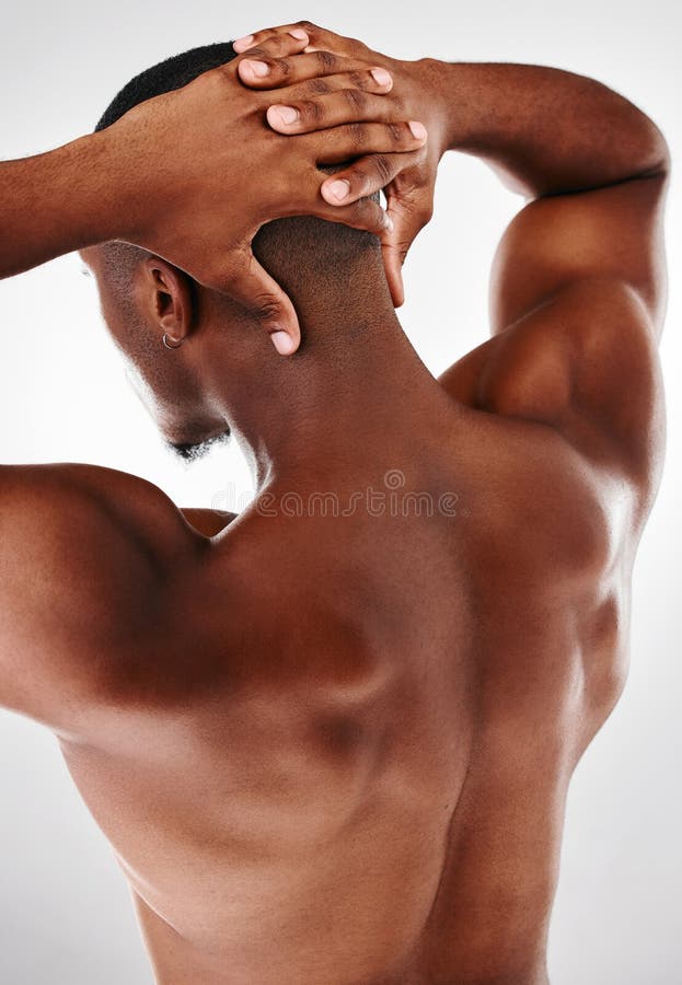 Me arranca los pies como un huracán. estudio de resarview de un hombre sin camisa irreconocible contra un blanco foto de archivo