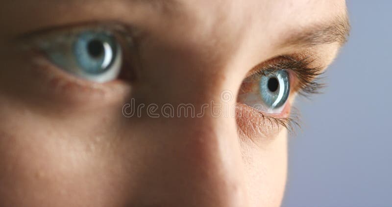 Me1802r21. wzrok niebieskich oczu i zdrowe widzenie kobiety dla soczewek kontaktowych i świadomości optometrycznej. zbliżenie zbiory