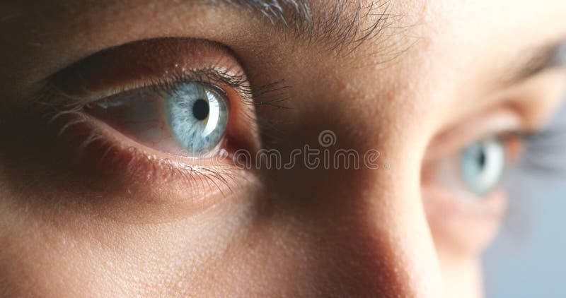 Me1802r41. zoom kaukaskiej kobiety niebieskie oko mrugnie w optycznym lub wzrokowym wellness portret. makro-widok młodej kobiety zdjęcie wideo