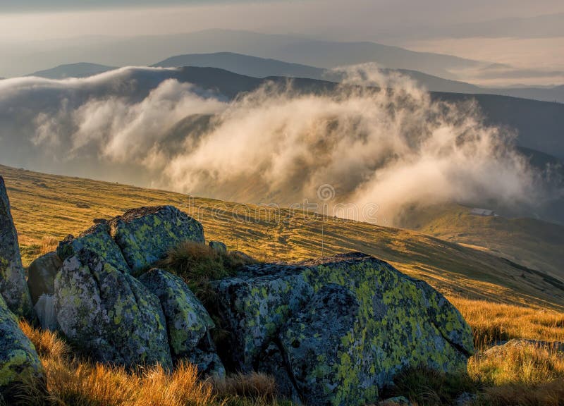 Lúky a vrchy v Národnom parku Nízke Tatry nad oblakmi