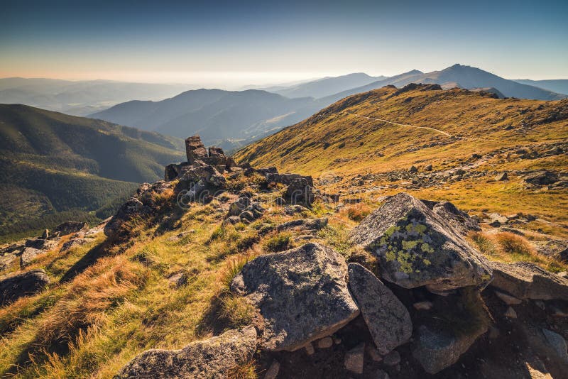 Louky a kopce v národním parku Nízké Tatry, Slovensko