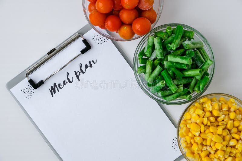 A meal plan for a week. Bowl with vegetable salad in the workplace near the  computer. Lunch in the office during a break between work Stock Photo -  Alamy