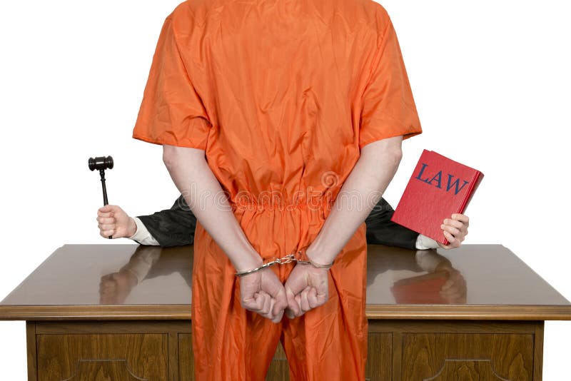 In media un cattivo ragazzo criminale sta davanti al giudice, mentre indossa una tuta arancione trovano in carcere.