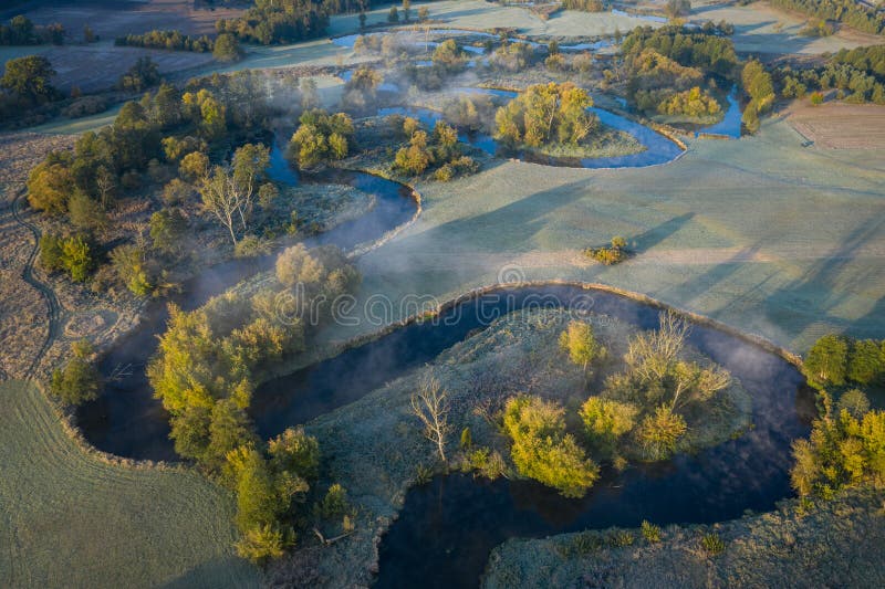Meandering Drweca in de ochtend stock foto Meandering Drweca in de ochtend stock foto