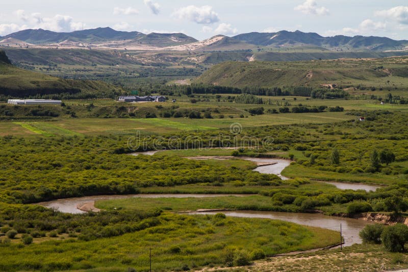 Meandering rzeczny skrzyżowanie prerii w Wewnętrznym Mongolia zdjęcie stock