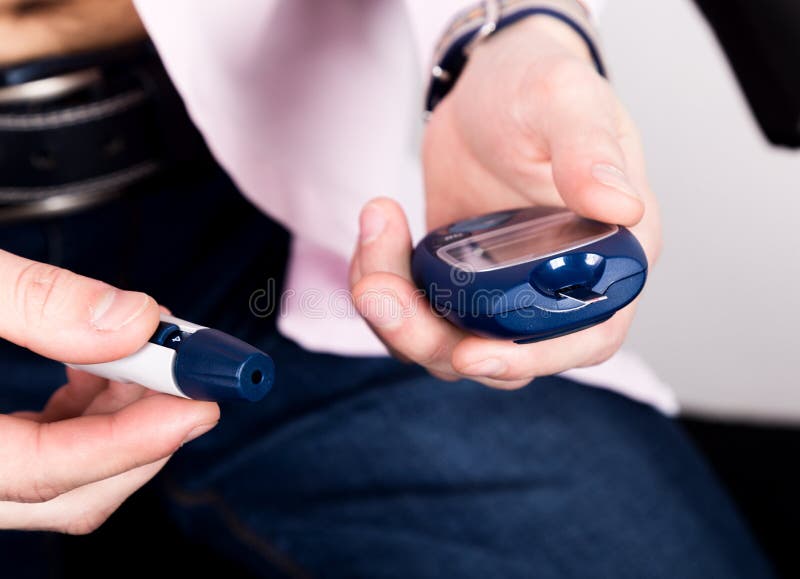 measuring-glucose-level-blood-test-using