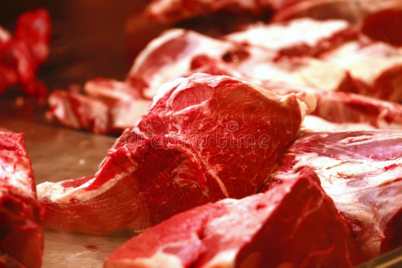 Carne sanguinolenta pezzi sul mercato di visualizzazione della finestra.