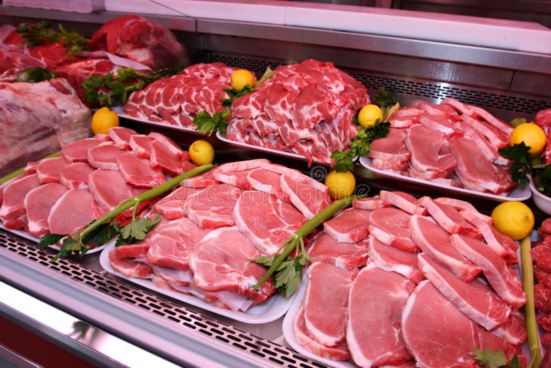 Pulte s mäsovými výrobkami v novom supermarkete v Ríme (Taliansko) / Bravčové rezne.