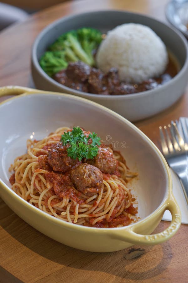Meatballs served over italian spaghetti pasta with tomato sauce stock photography Meatballs served over italian spaghetti pasta with tomato sauce stock photography