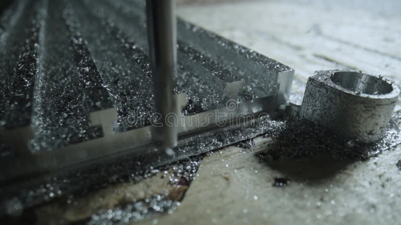 Mecanizado de fresado cnc. corte de detalles de metal de procesamiento de herramientas en máquina de fresado en taller. máquina de almacen de video