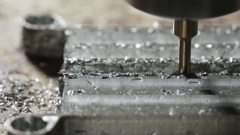 Mecanizado de fresado cnc. corte de detalles de metal de procesamiento de herramientas en máquina de fresado en taller. máquina de metrajes