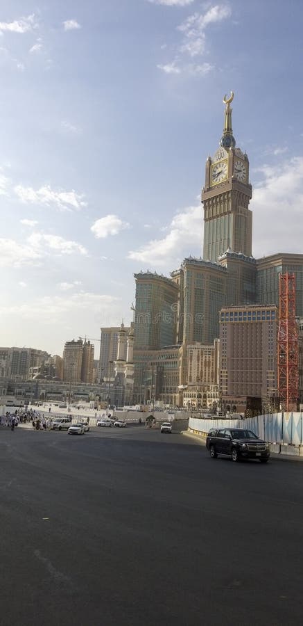 MECCA, ARABIA SAUDYJSKA-25 LIPCA 2019 : Królewska Wieża Zegarowa Makka Abraj al-Bait lub Zamzam-Wieża jest wysoka wcześnie rano A zdjęcie stock
