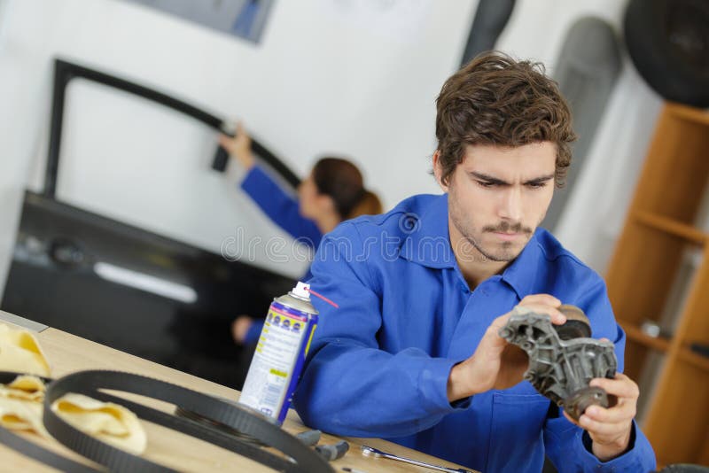 Meccanico del garage dell'officina di riparazione automobilistica di riparazione della trasmissione dell'automobile fotografia stock libera da diritti Meccanico del garage dell'officina di riparazione automobilistica di riparazione della trasmissione dell'automobile fotografia stock libera da diritti