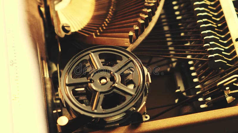 Meccanismo e tastiera di una vecchia macchina da scrivere con una bobina di pellicola. luce solare luminosa.