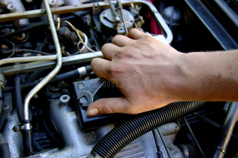 Mechanik straně upevnění motoru auta.