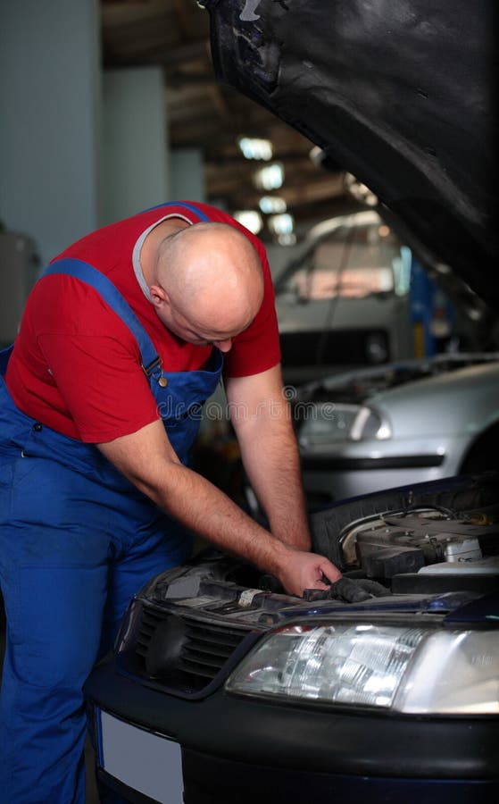 A mechanic fix a car