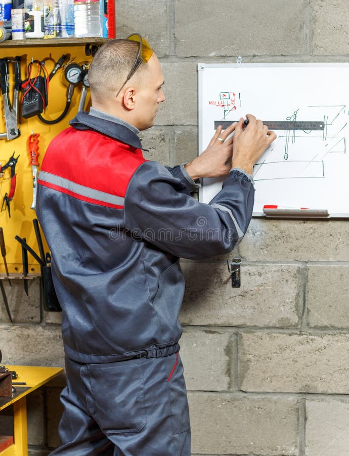 Mechanic worker studying his instructions stock photography Mechanic worker studying his instructions stock photography