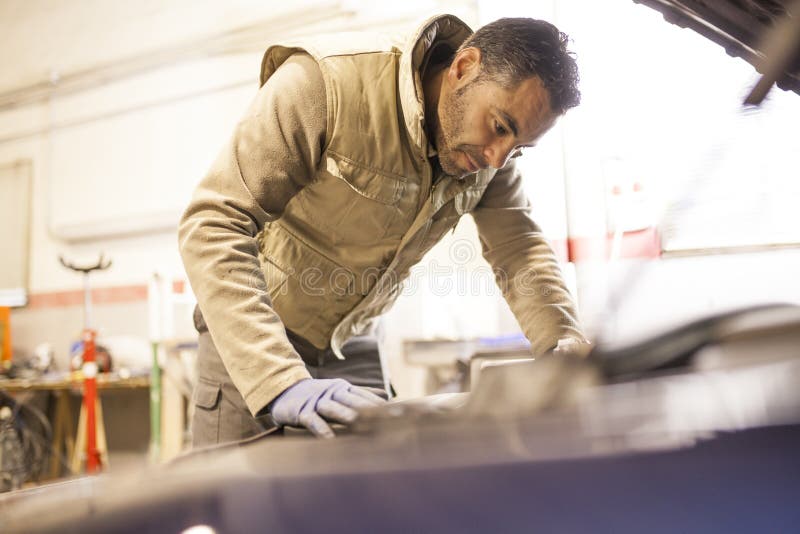 The mechanic works in the workshop royalty free stock photography The mechanic works in the workshop royalty free stock photography