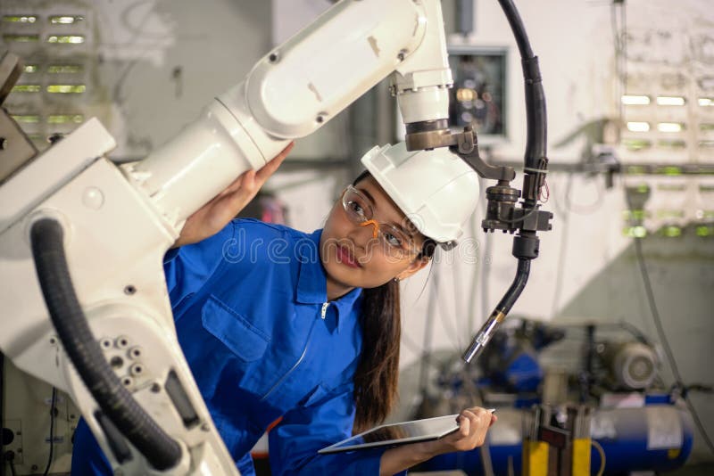 Mechanik kobiecy naprawiający maszynę robotową