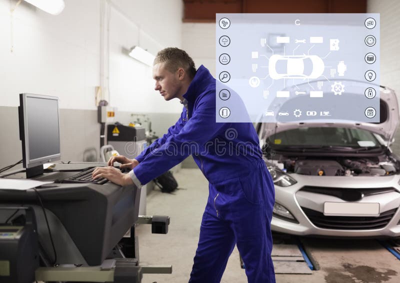 Mechanik używa komputer stacjonarnego przy garażem obraz stock