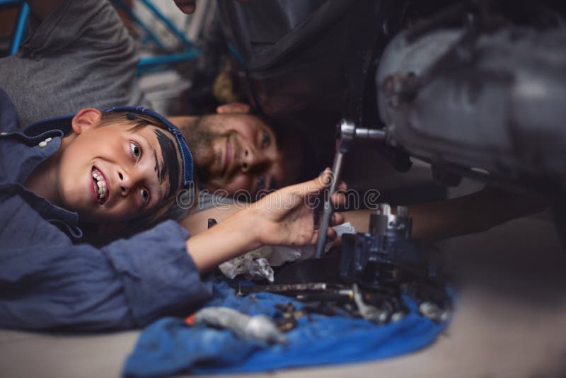 mechaniker Arbeitskräfte Aufbau mit Schrauben und Muttern lizenzfreies stockbild mechaniker Arbeitskräfte Aufbau mit Schrauben und Muttern lizenzfreies stockbild
