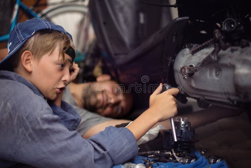 mechaniker Arbeitskräfte Aufbau mit Schrauben und Muttern stockbilder mechaniker Arbeitskräfte Aufbau mit Schrauben und Muttern stockbilder