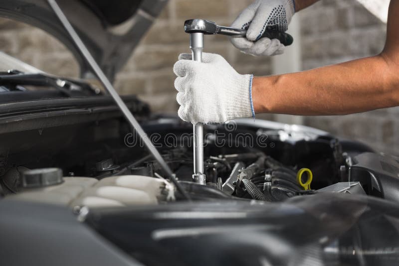 Mechaniker, der in der Autoreparaturgarage arbeitet Wagenpflege lizenzfreie stockfotos Mechaniker, der in der Autoreparaturgarage arbeitet Wagenpflege lizenzfreie stockfotos