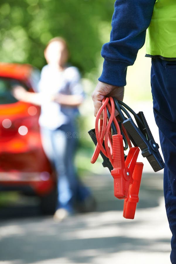 Mechanisch Attending Car Breakdown bij de Landweg stock foto Mechanisch Attending Car Breakdown bij de Landweg stock foto
