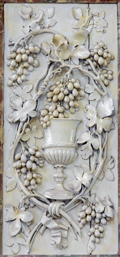 Mechelen - rzeźbiąca ulga nakrętka jako symbol krew jezus chrystus w kościół i eucharist Nasz dama przez De Dyl fotografia stock Mechelen - rzeźbiąca ulga nakrętka jako symbol krew jezus chrystus w kościół i eucharist Nasz dama przez De Dyl fotografia stock