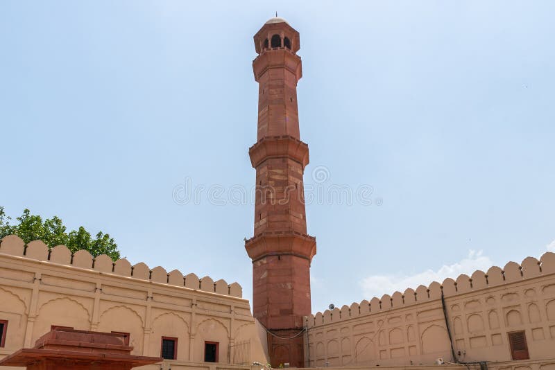 Meczet Lahore Badshahi 161. Meczet w Lahore Badshahi - obrazki zapierające dech w piersiach Widok na Minaret w Niebieskie Niebo