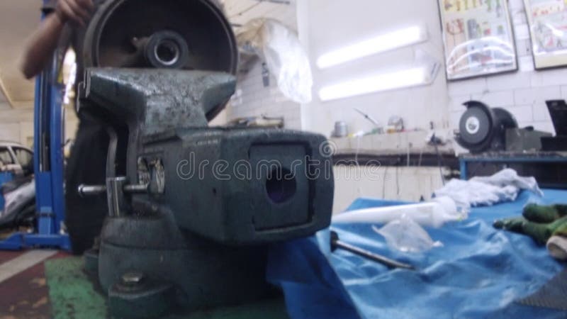 Mecánico trabajando en el vicio. metrajes