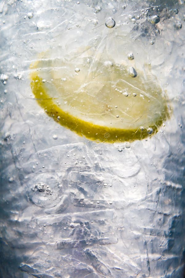 Med is fjärilsPea Water påfyllning med citronen royaltyfri fotografi Med is fjärilsPea Water påfyllning med citronen royaltyfri fotografi