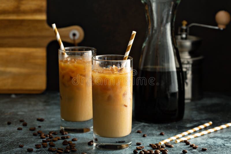 Med is kaffe för kall brygd i högväxta exponeringsglas arkivbild