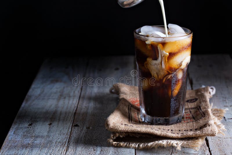 Med is kaffe i ett högväxt exponeringsglas royaltyfri bild