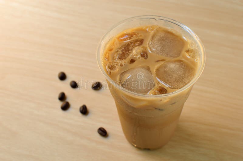 Med is kaffe i takeaway kopp royaltyfria foton